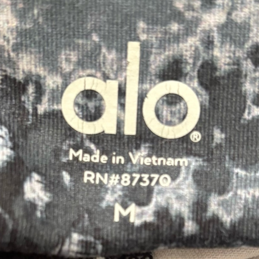 Alo Airbrush Python Snake Print Cropped Women’s L… - image 8